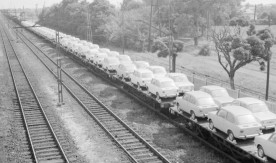 "Pociąg z samochodami", okolice Warszawy, około 1960. Fot. Jerzy Szeliga....